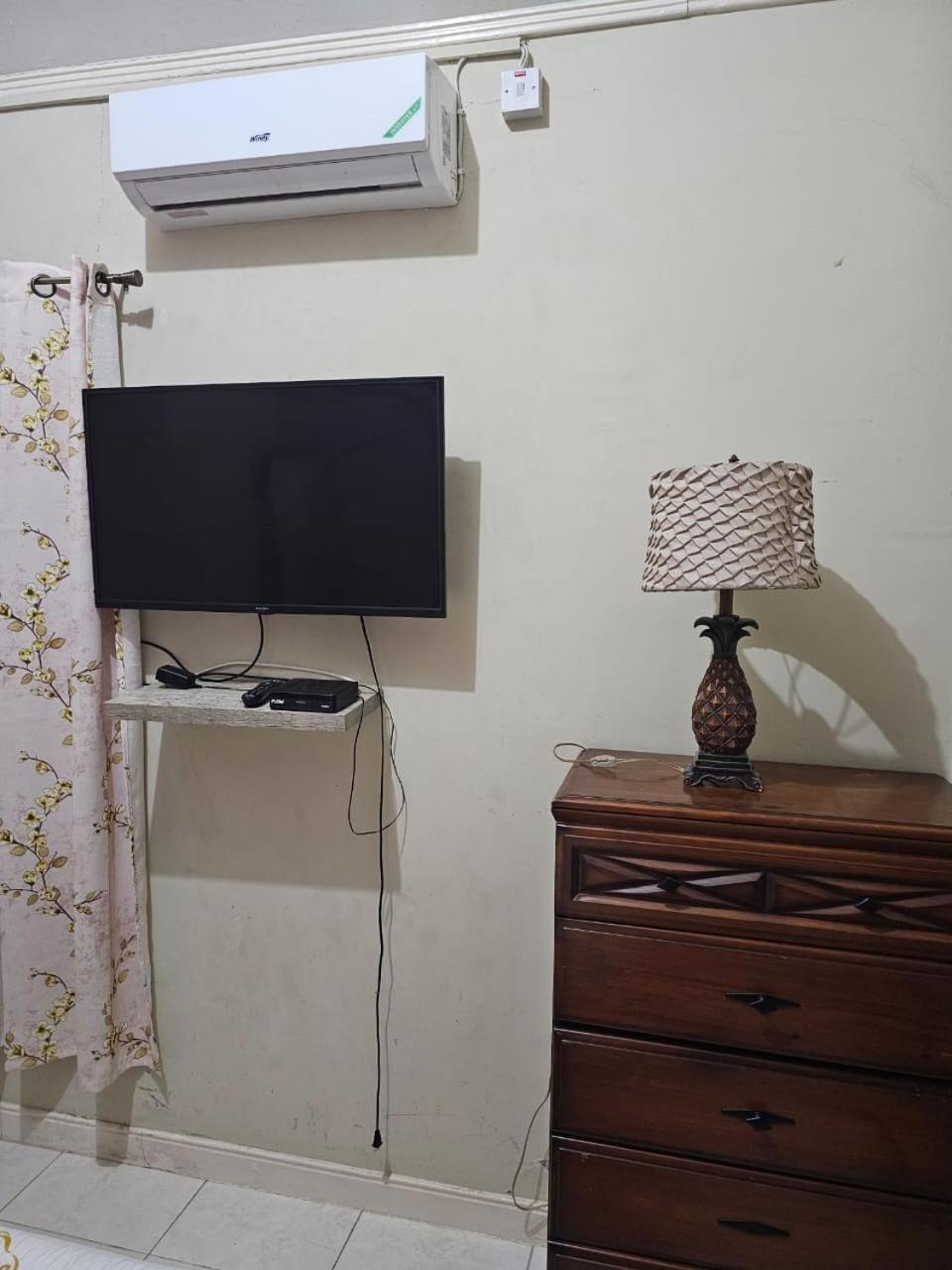 #1 Jacaranda Vacation Home Spanish Town Bagian luar foto